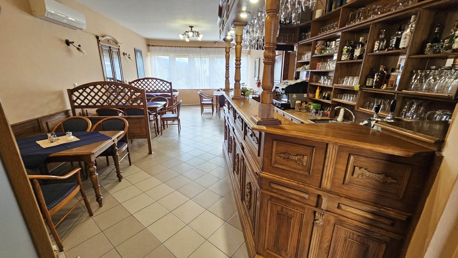 Penzión Magnólia Trenčín – Bar und Speiseraum – Innenraum