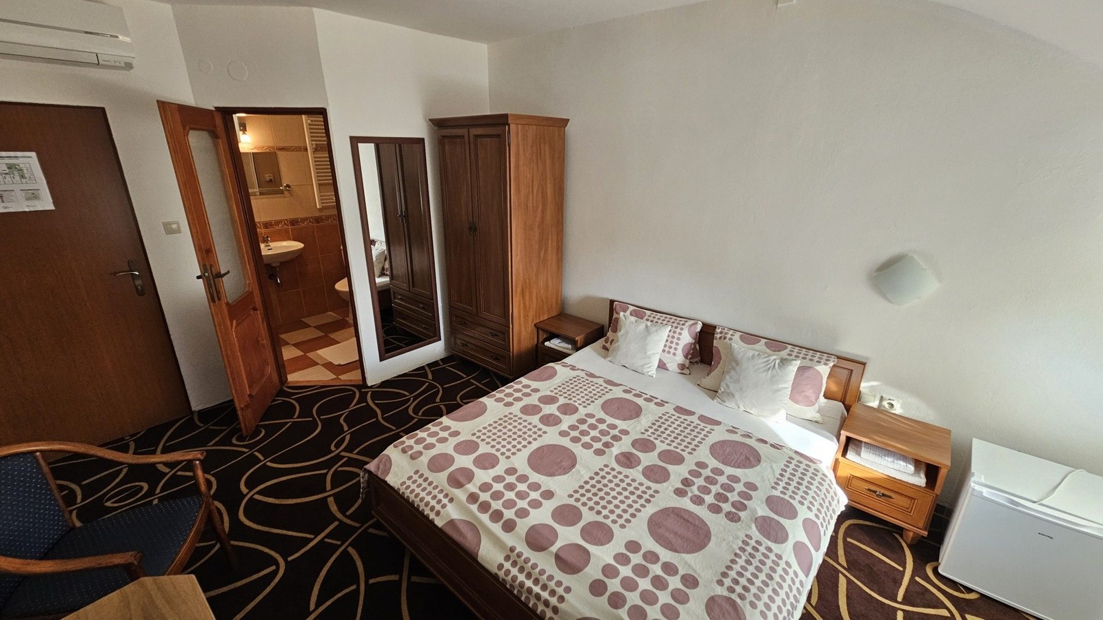 Penzión Magnólia Trenčín – klimatisiertes Doppelzimmer – Bett