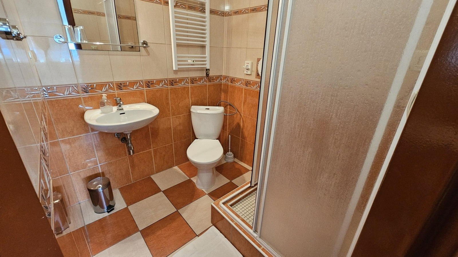 Penzión Magnólia Trenčín – klimatisiertes Doppelzimmer – Badezimmer mit Dusche