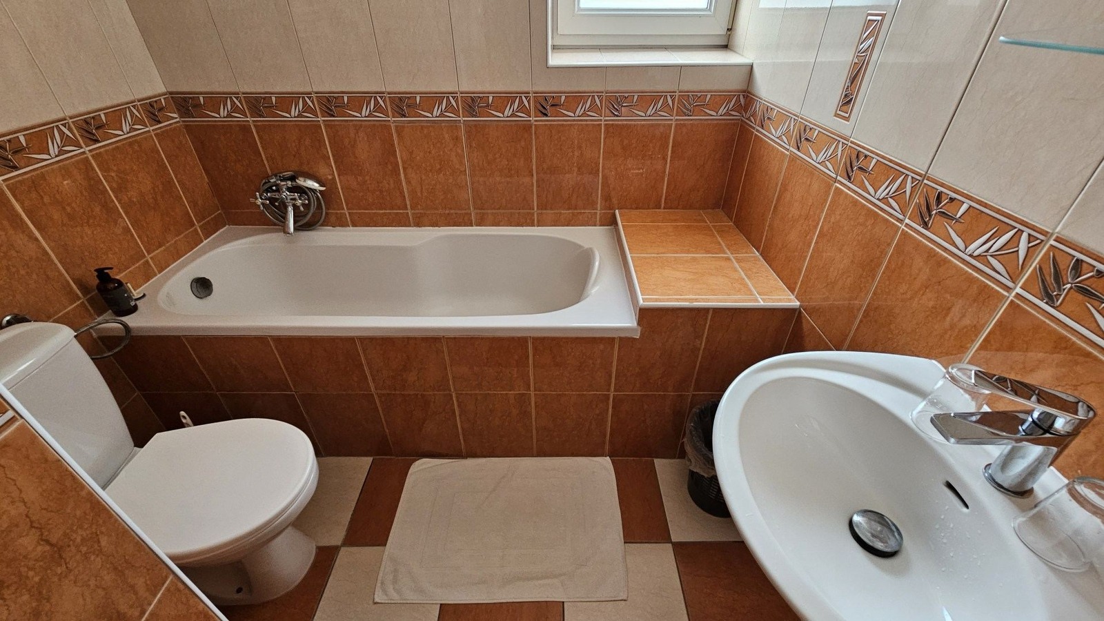 Penzión Magnólia Trenčín – klimatisiertes Doppelzimmer – Badezimmer mit Badewanne und WC