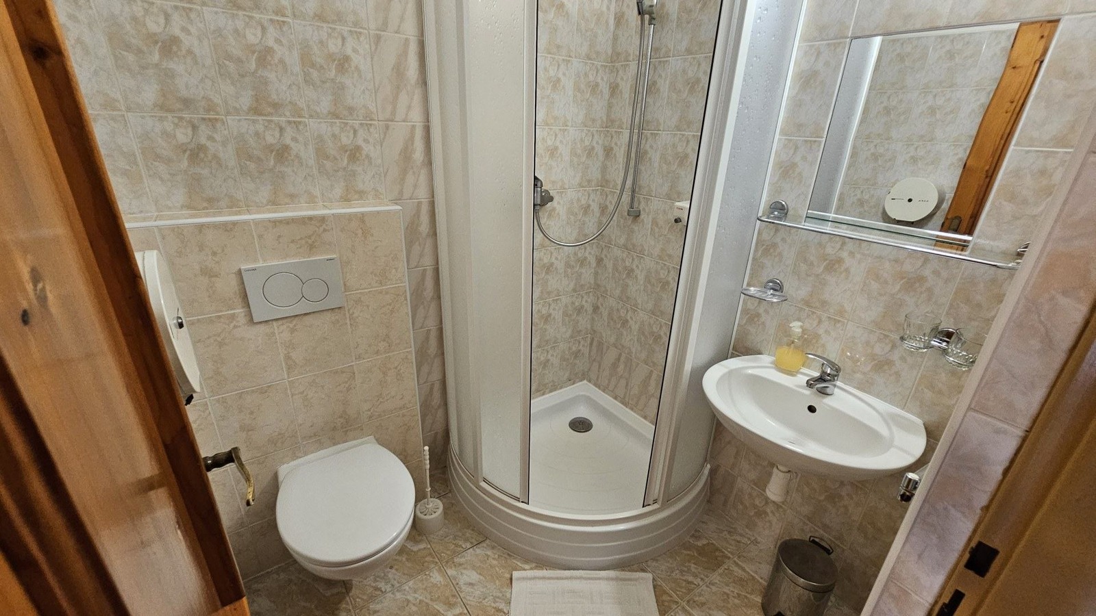 Penzión Magnólia Trenčín – Doppelzimmer – Badezimmer und WC