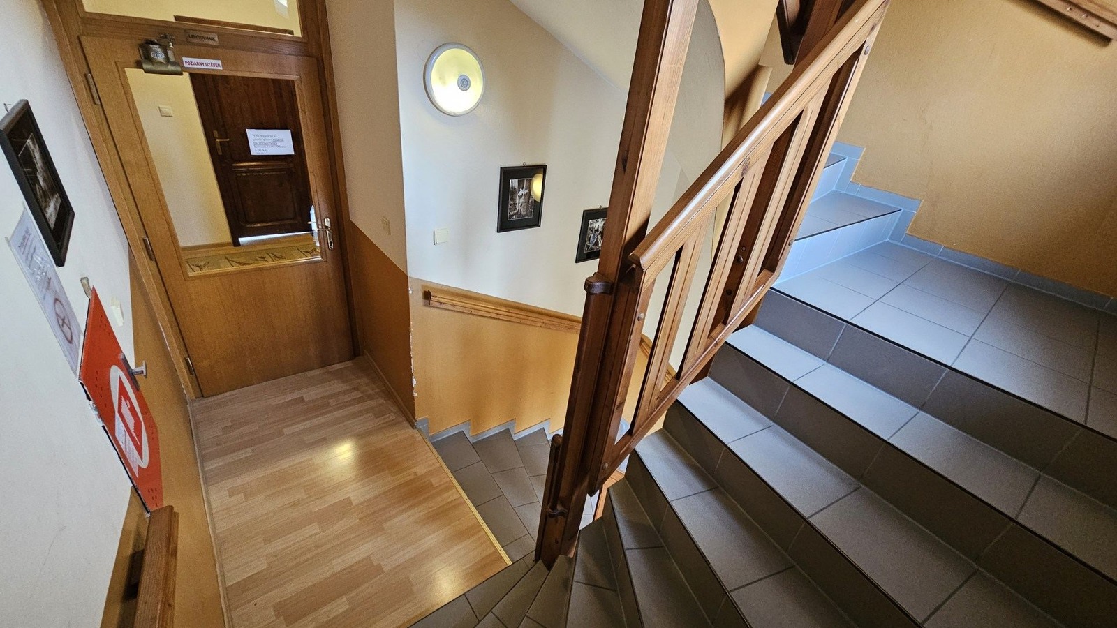 Penzión Magnólia Trenčín – Treppenhaus – zweiter Stock